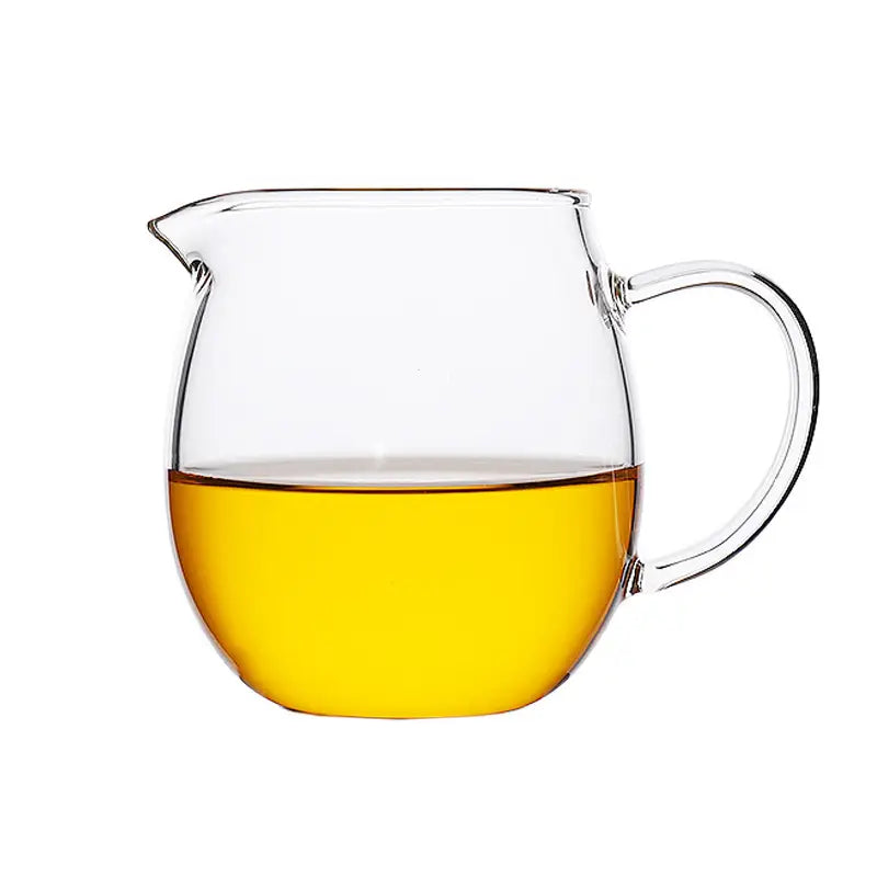 Heat-resistant borosilicate glass fair cup with yellow liquid in Gong Dao Bei style
