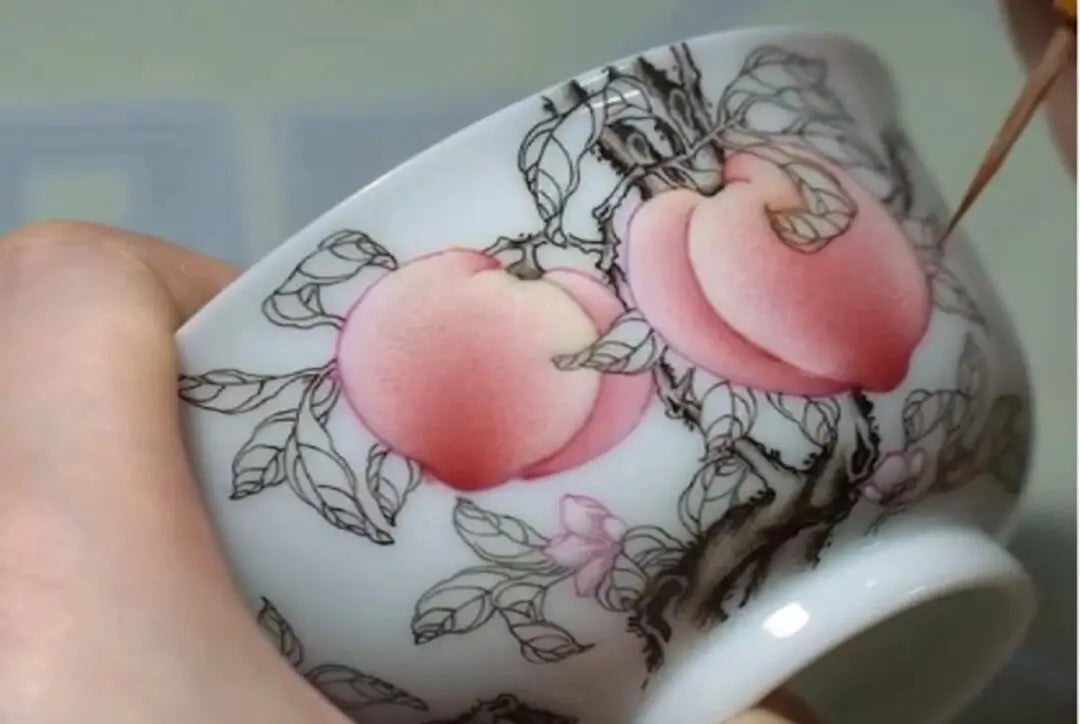Pfirsichfarbene Teetasse aus Emaille-Porzellan aus Jingdezhen mit aufwendigen Details beim letzten Brennen
