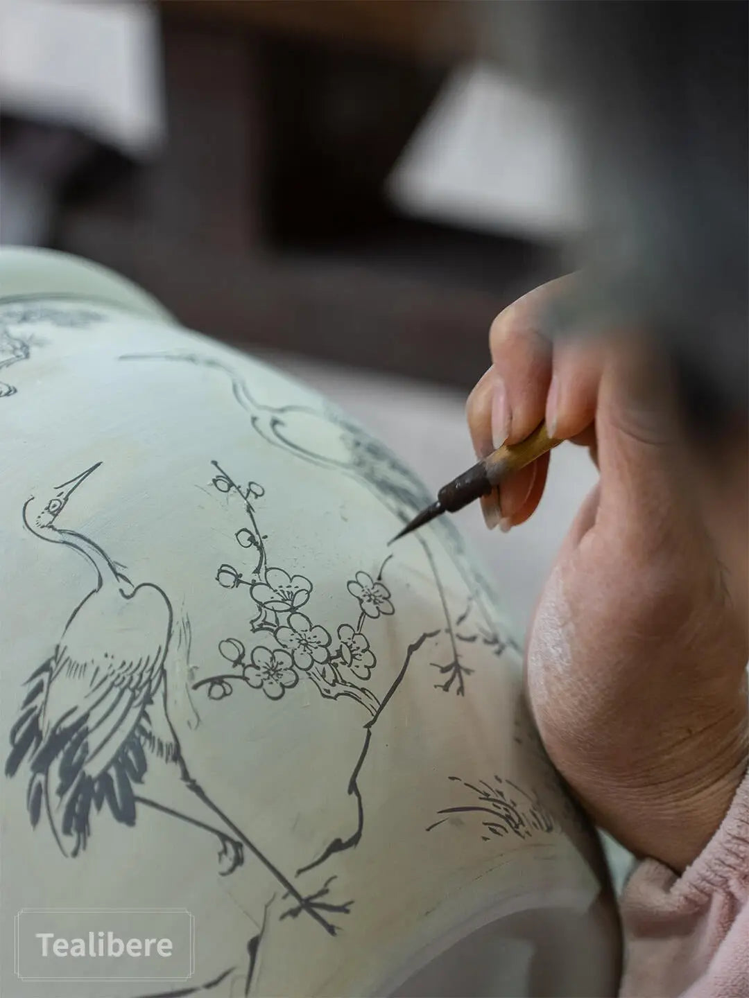 Handbemalte Jingdezhen Porzellanvase mit Kranich und floralem Emaille-Porzellan-Design