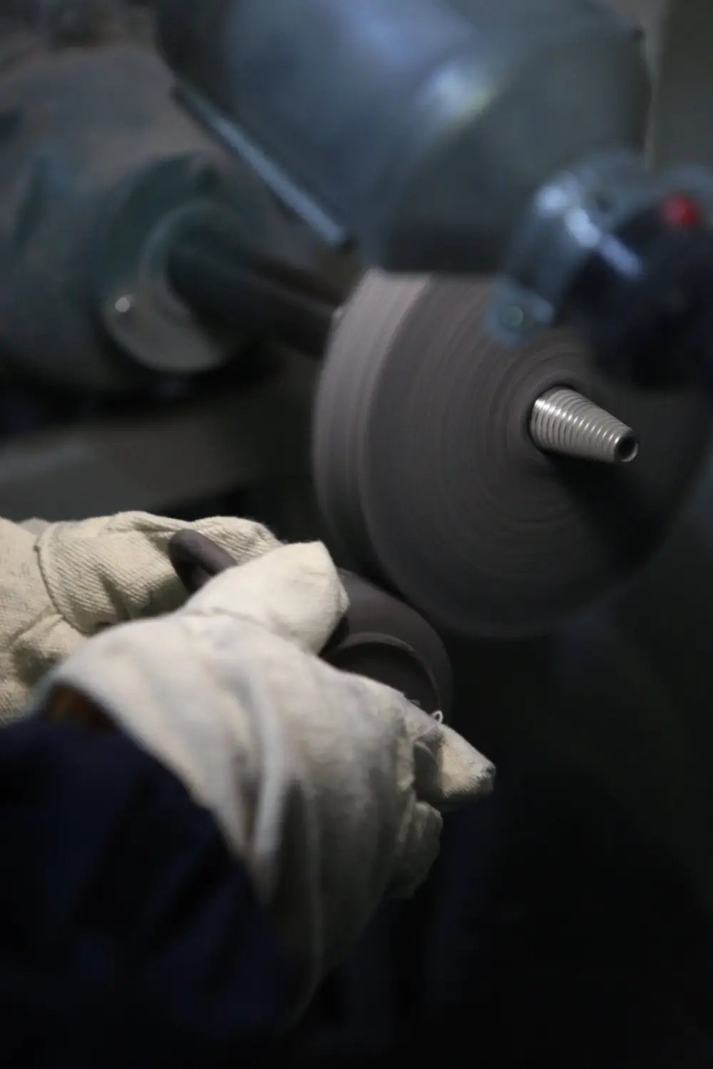 Mains gantées polissant la poterie Jiashui Zitao avec une technique d'incrustation utilisant de l'argile à cinq couleurs