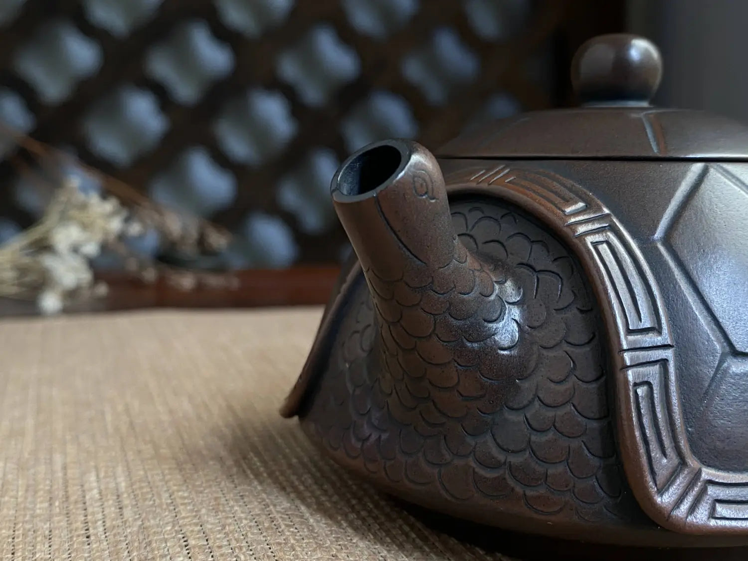 Théière en bronze ornée présentant la technique d'incrustation de poterie Jianshui Zitao avec de l'argile à cinq couleurs