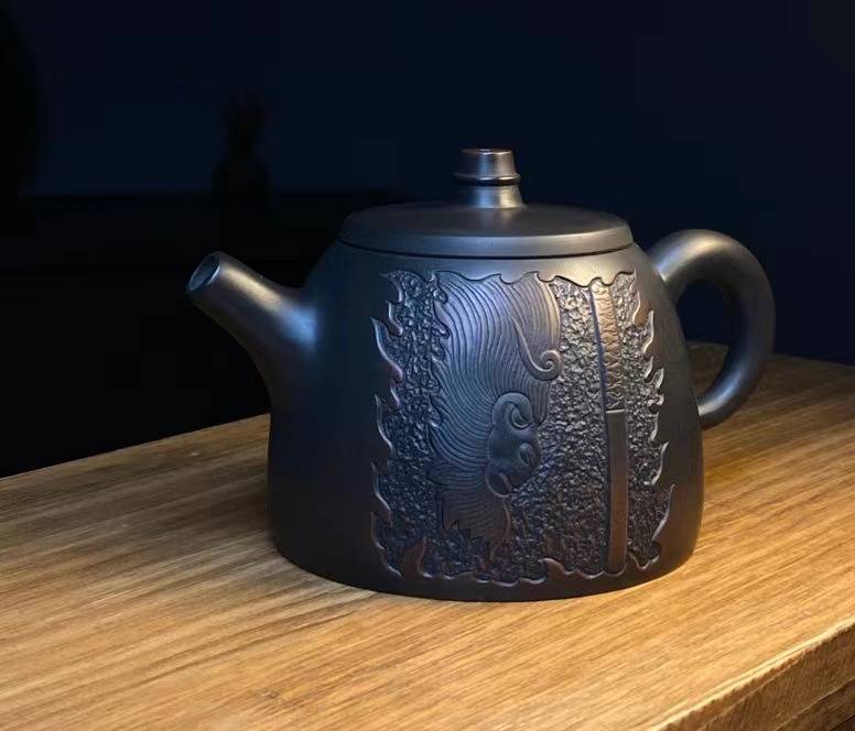 Théière en céramique foncée ornée présentant la poterie Jianshui Zitao avec de l'argile à cinq couleurs et une technique d'incrustation