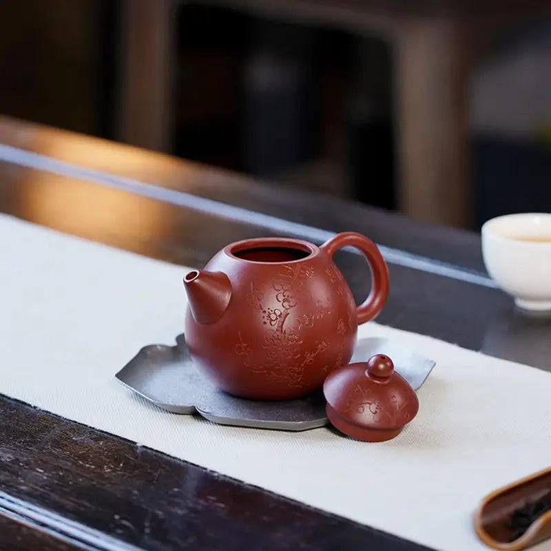 Reddish-brown Blossom Verse Yixing Zisha teapot with lid for traditional tea brewing