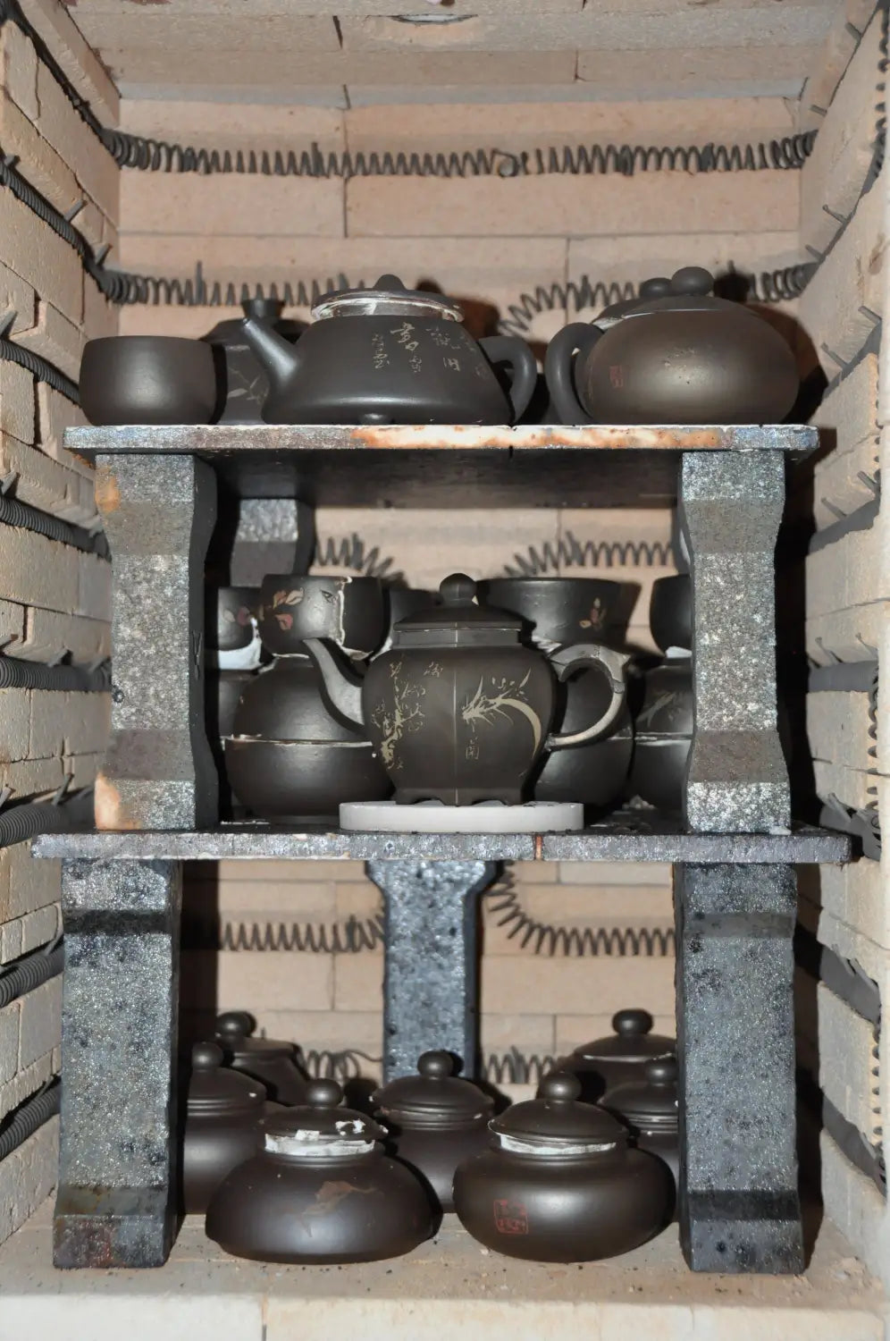 Théières en céramique noire mettant en valeur la poterie Jianshui Zitao avec technique d'incrustation et argile à cinq couleurs