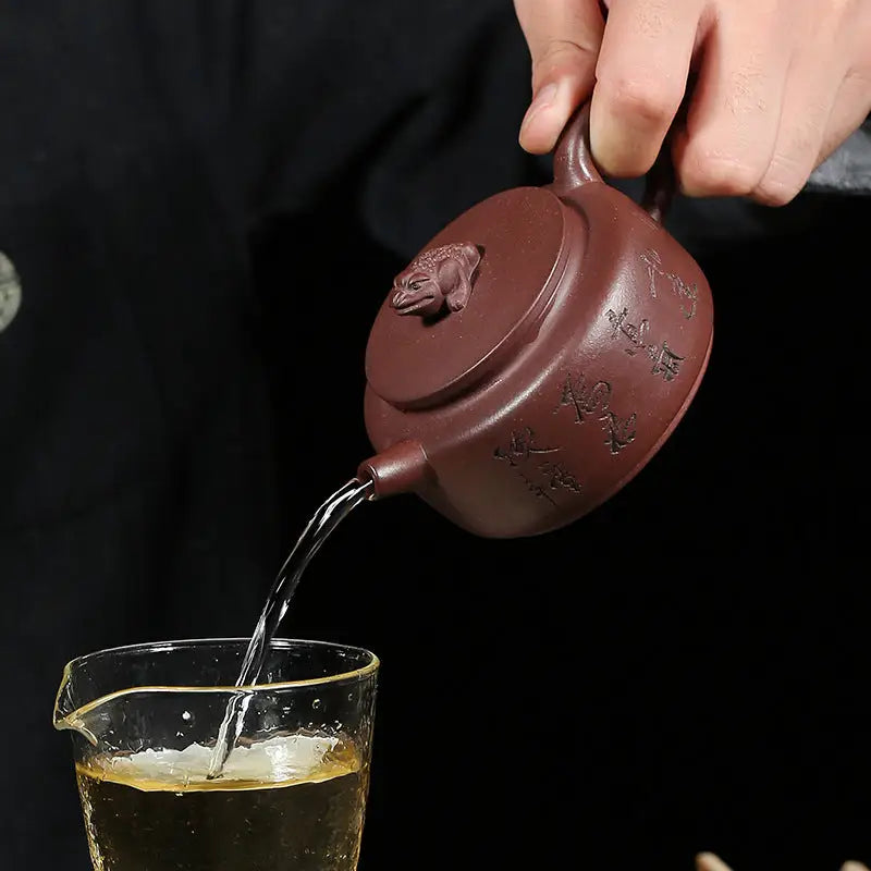 Brown Fortune Toad yixing teapot pouring liquid, authentic Toad Yixing Zisha ceramic
