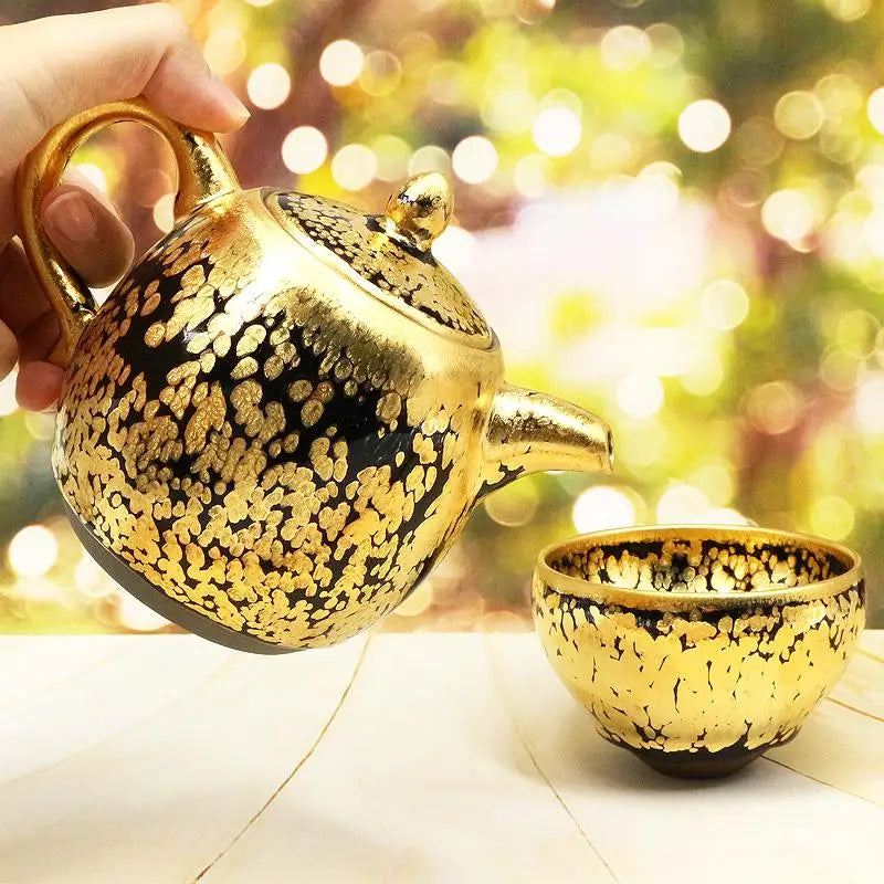 Black and gold teapot and cup for Gongfu tea ceremonies in the Gold Teapot product