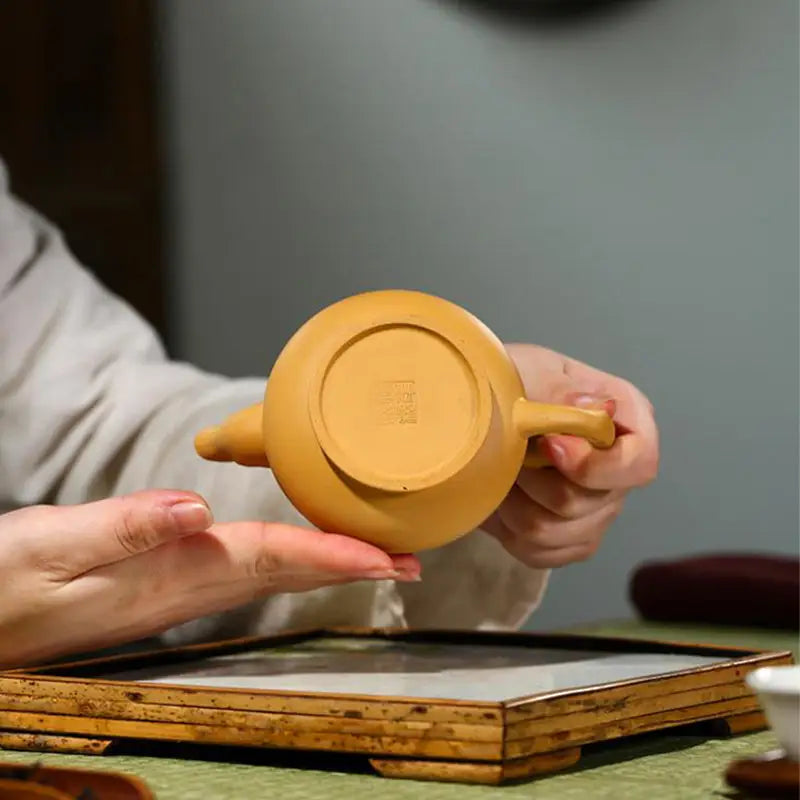 Earthenware teapot with flat base in Golden Gourd, ideal for gongfu tea brewing