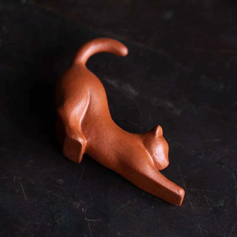 Stretching cat tea pet figurine made from Yixing Zisha clay for tea pet guide