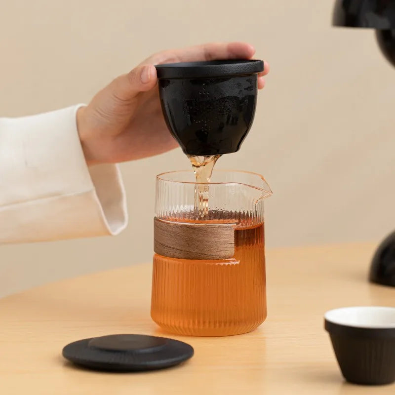 Ribbed glass kuaike travel tea set with infuser, porcelain cups and padded case – photo 4