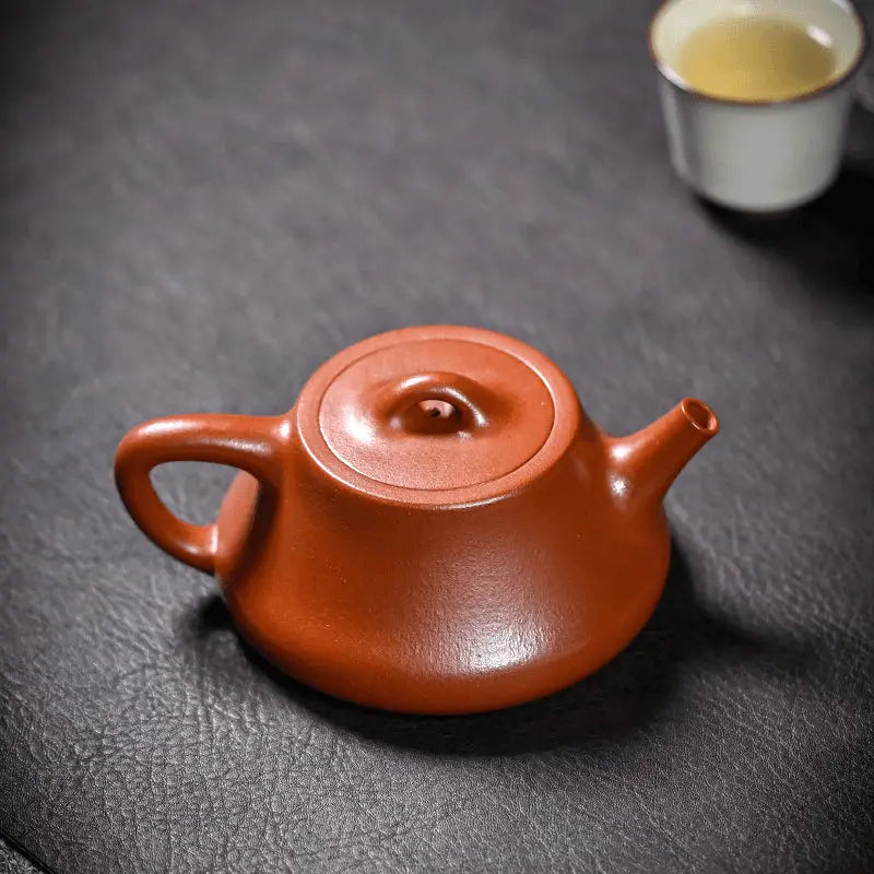 Reddish-brown ceramic teapot Still Ember made from Zhuni clay with 180ml capacity