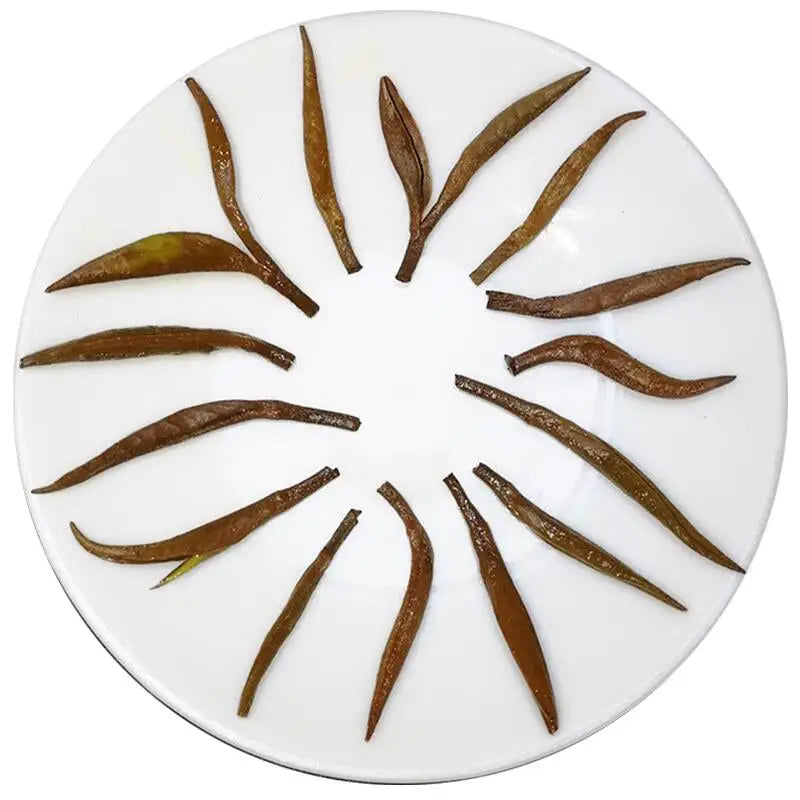 Circular arrangement of dried Jin Jun Mei black tea leaves from Tongmu Jin Jun Mei 2025